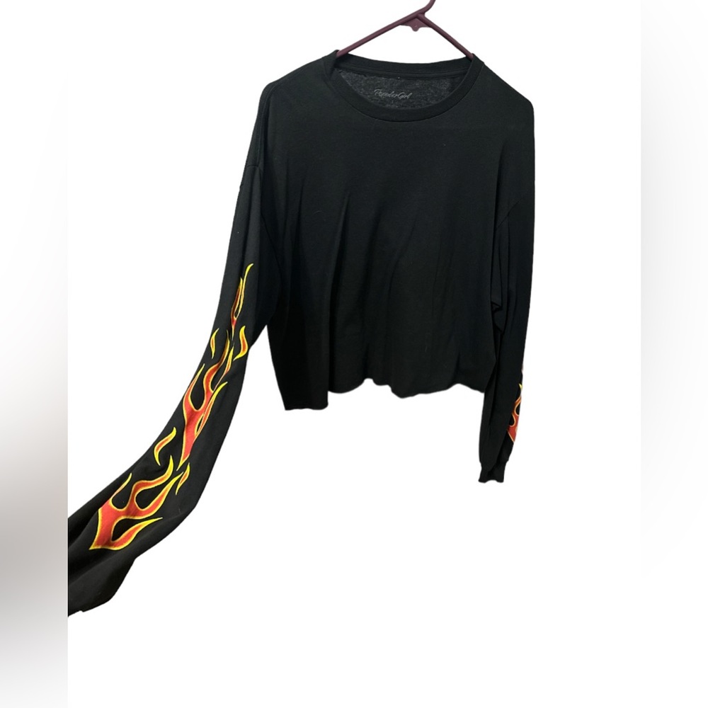 Cropped long sleeve shirt with flames on the sleeve